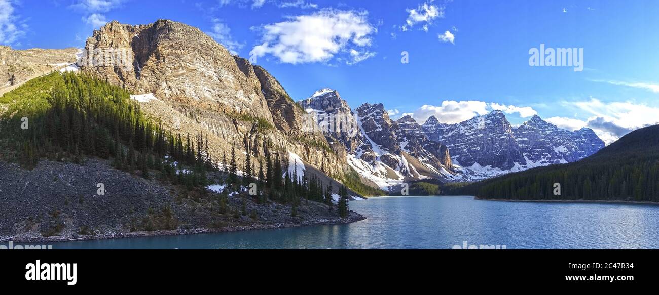 Famoso lago Moraine, costeggiato da alberi. Paesaggio panoramico Rugged Alberta Mountain Peaks Scenic Alpine View. Canadian Rockies, Banff National Park Foto Stock