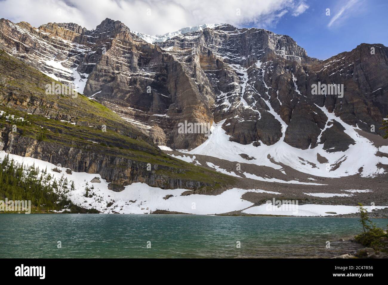 Lago Annette e Mt. O Mount Temple Mountain Peak Scenic Landscape Escursioni a Banff National Park Canadian Rockies Foto Stock