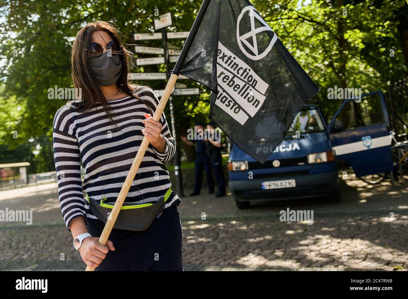 Dimostratore che ha una bandiera durante la protesta climatica.i giovani chiedono una risposta dal ministro dell'Educazione Nazionale, Dariusz Piontkowski, riguardo alla richiesta di introdurre l'educazione al clima nei programmi di studio. Foto Stock