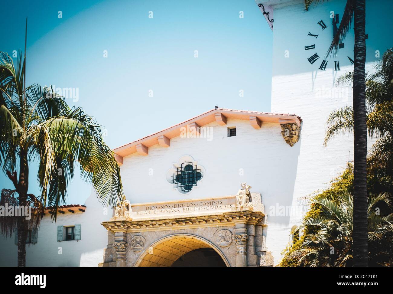 Iscrizione spagnola, sopra l'ingresso del tribunale della contea di Santa Barbara attraverso l'arco in stile spagnolo-moresco a Santa Barbara, California Foto Stock