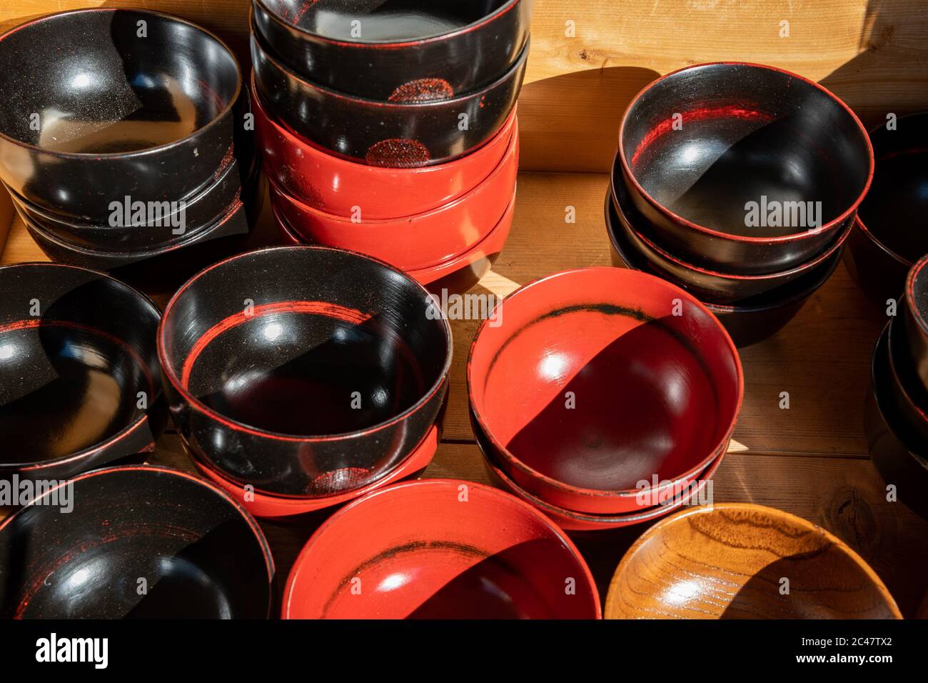 Tradizionale ciotola giapponese in legno. Kappabashi Dori, Tokyo, Giappone. Foto Stock