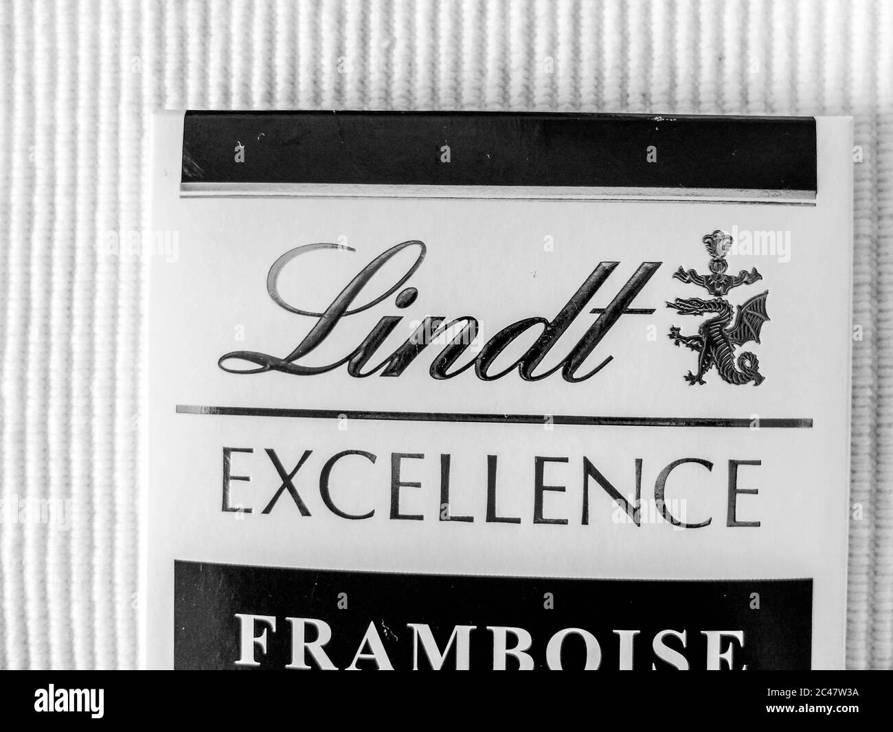Barretta di cioccolato Lindt, confezione. Lindt è un marchio di cioccolato svizzero di lusso e di qualità. Foto Stock