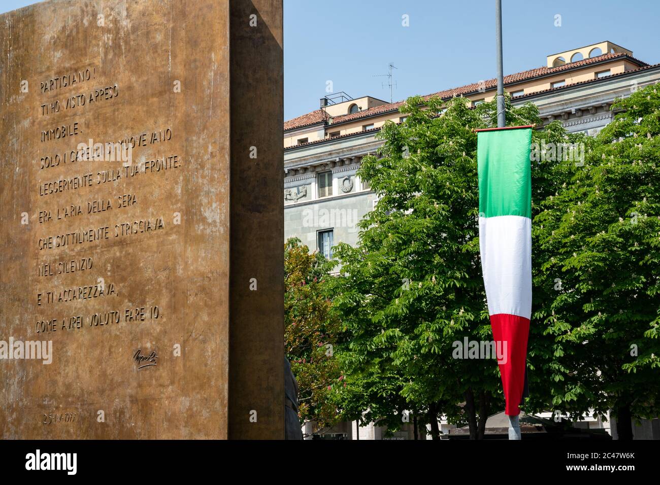 Torna al monumento al Partigiano (1977) con un'elegia dello scultore italiano Giacomo Manzù (Manzoni).Buongiorno 25 aprile con la canzone Bella Ciao Foto Stock