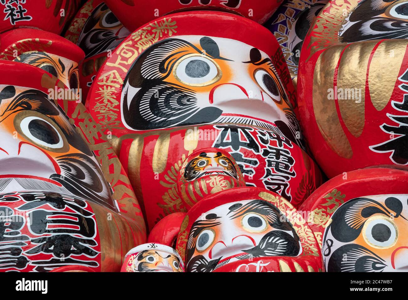Primo piano sulle bambole Daruma (un fortunato talismano giapponese) al Reifudo del tempio Shōrinzan Daruma-ji. Tempio buddista della scuola Obaku Zen. Gunma Foto Stock