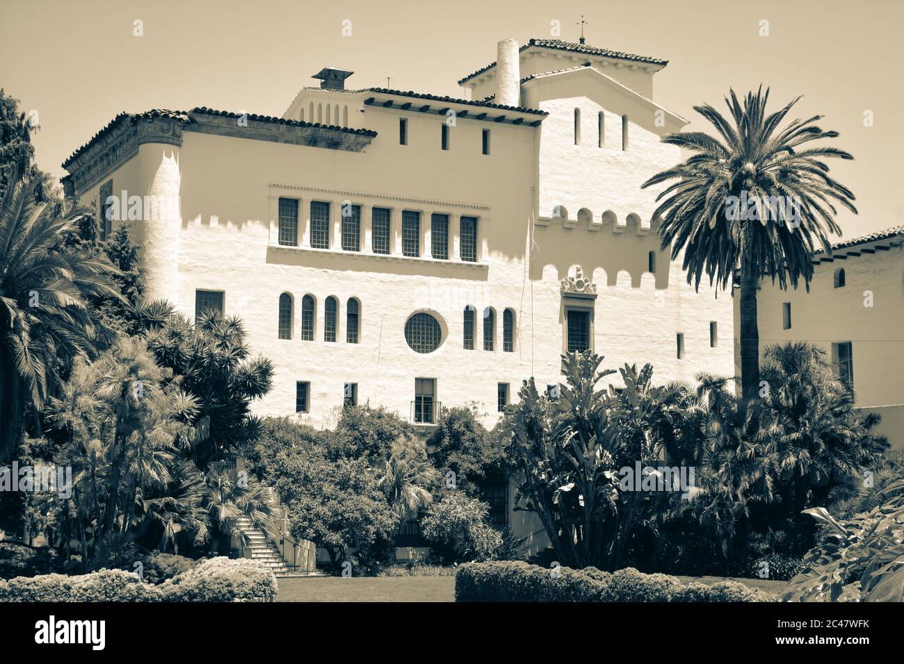 Nell'area del giardino sommerso dietro il tribunale della contea di Santa Barbara, con belle palme e vegetazione a Santa Barbara, CA, USA, in se Foto Stock