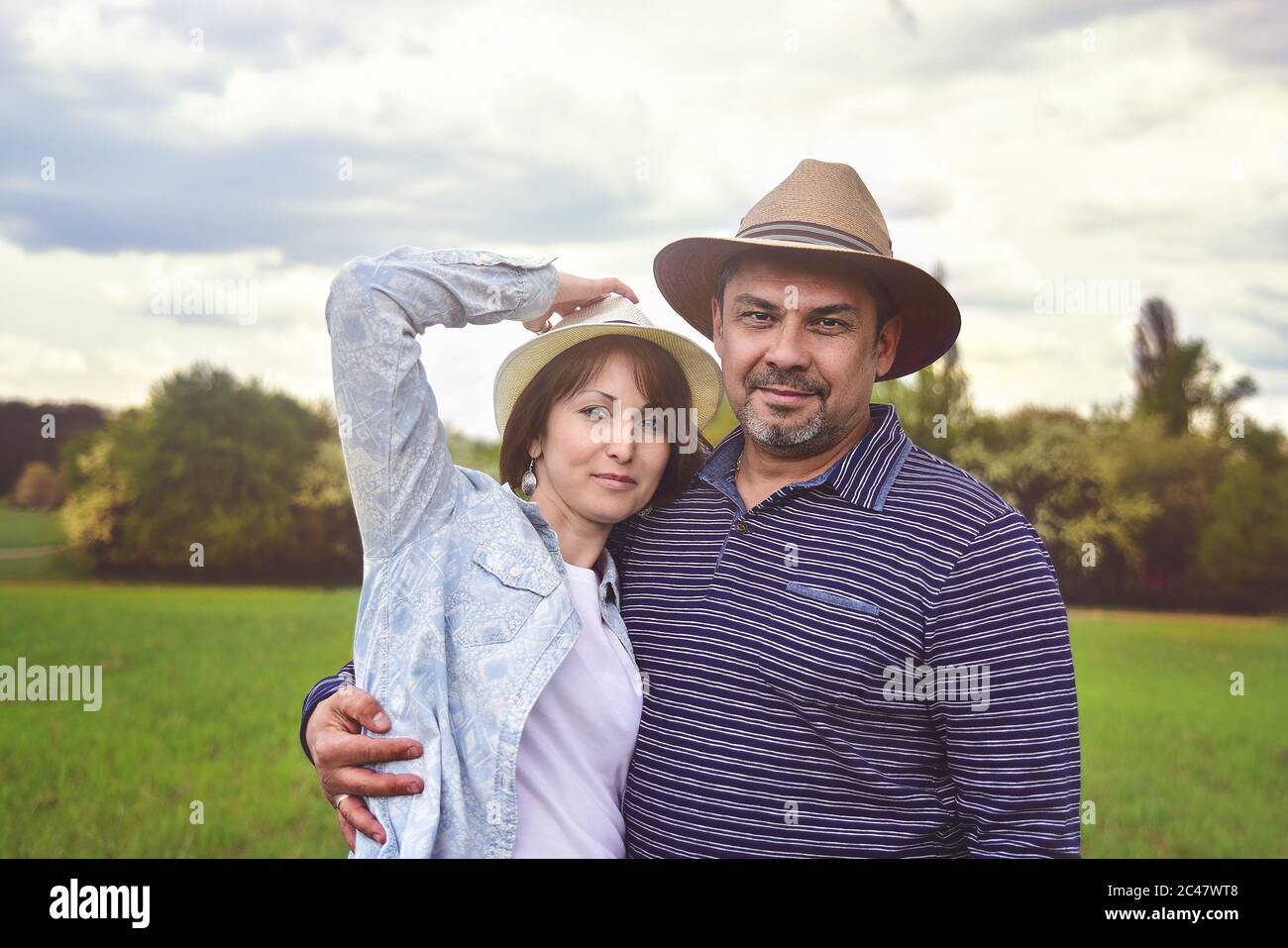 ritratto fotografico di una felice coppia di mezza età in natura, concetto di amore Foto Stock