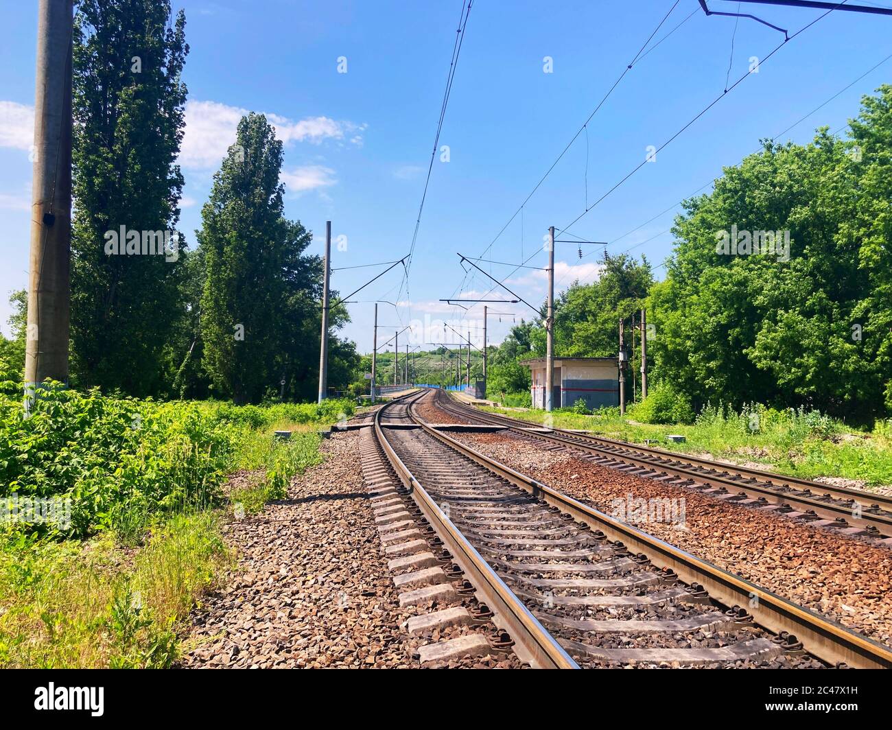 Binari ferroviari in campagna. Ferrovia sulla soleggiata giornata estiva. Foto Stock