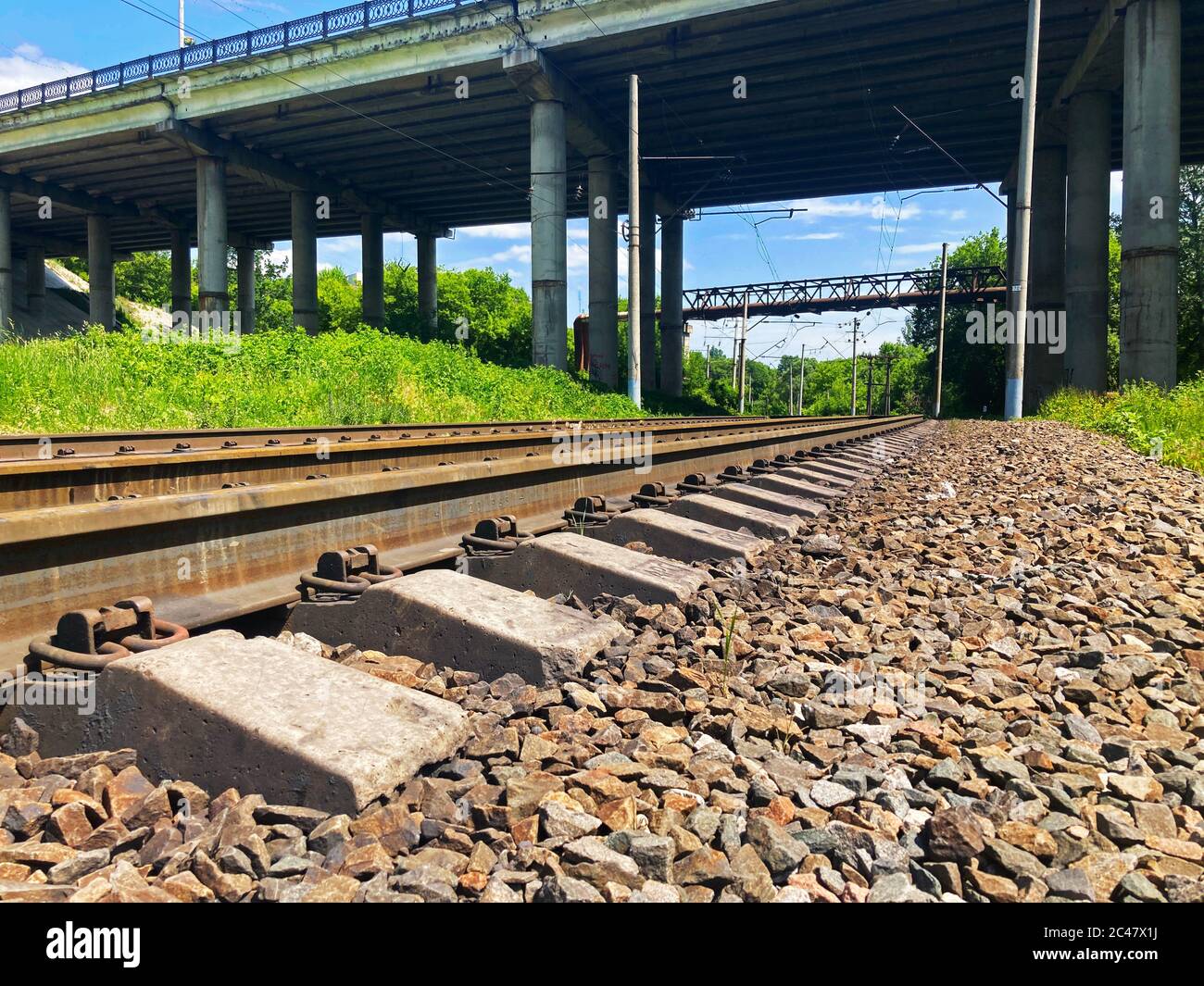 Binari ferroviari in campagna. Ferrovia sulla soleggiata giornata estiva. Foto Stock