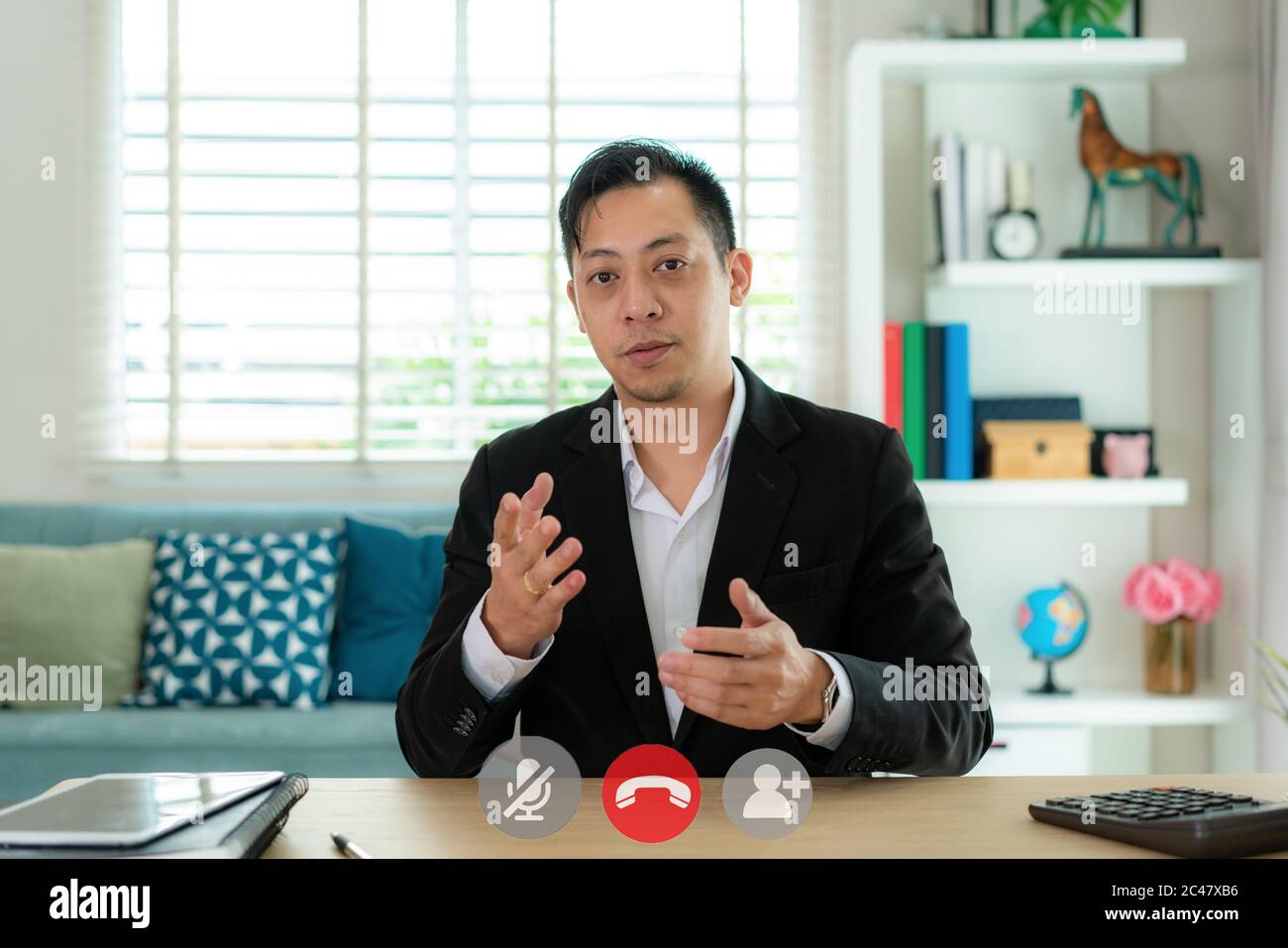 CEO fiducioso che guarda la telecamera parlare di strategia aziendale e piano aziendale, spiegando il successo aziendale. Giovane imprenditore tiro per online Foto Stock