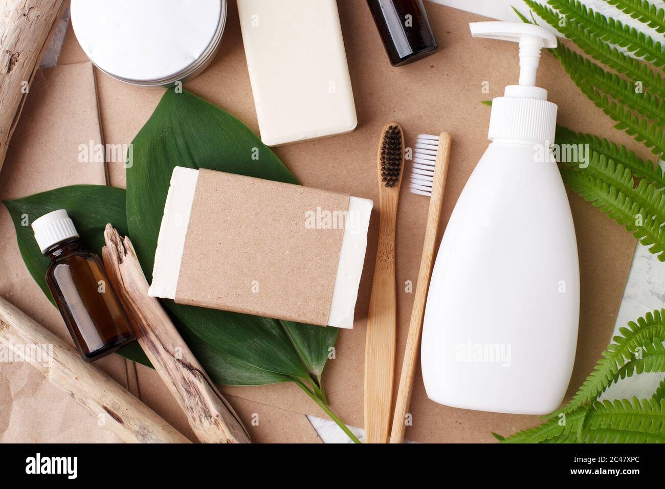 Spazzolino ecologico in bambù naturale, sapone al cocco, sapone antibatterico, olio essenziale su carta artigianale, prodotti essenziali per il bagno in uno stile di vita sostenibile. Calmante t Foto Stock