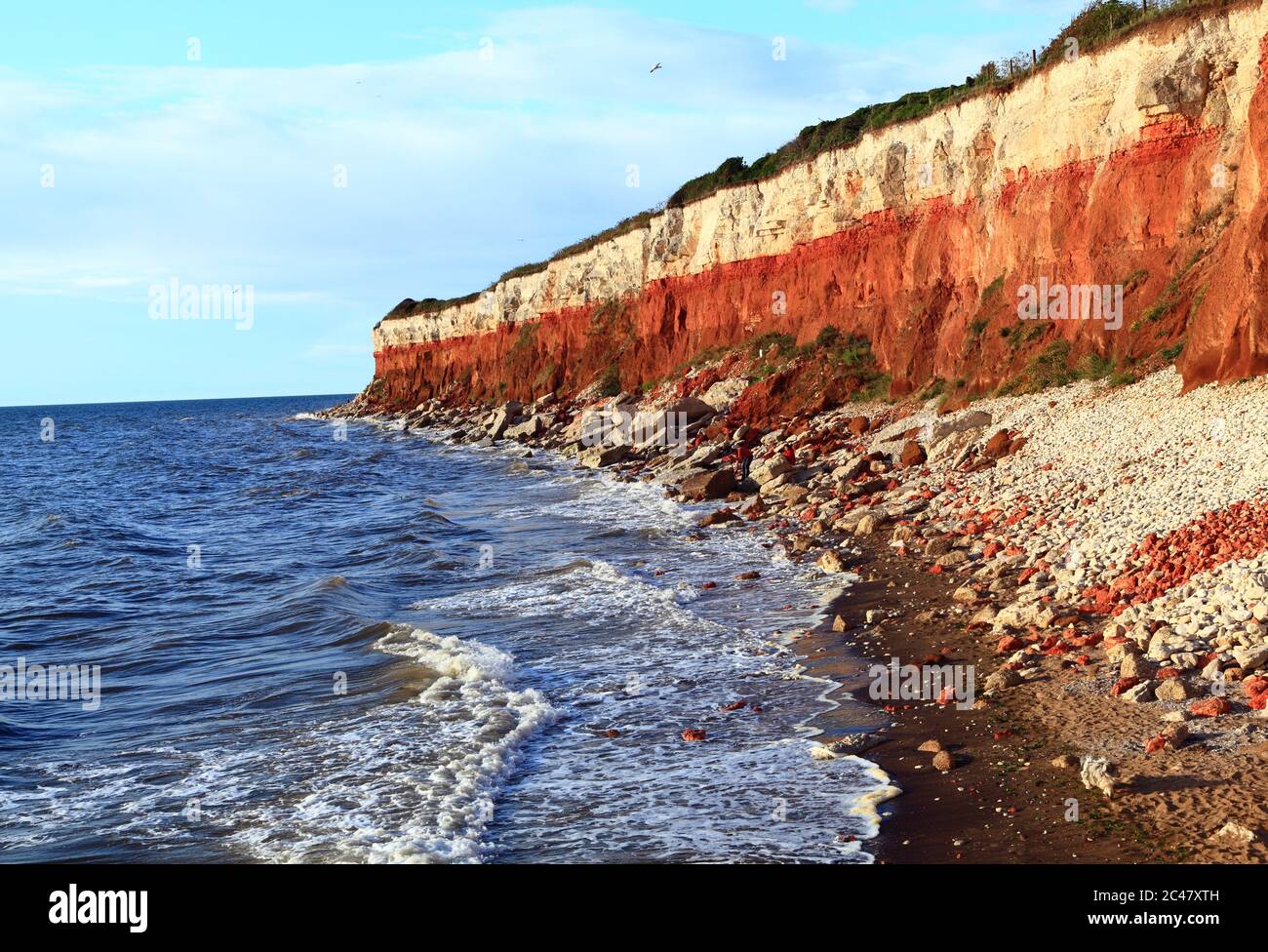 Old Hunstanton Cliffs, High Tide, Carstone, Chalk, Striped, Mare del Nord, The Wash, Norfolk, Inghilterra, Regno Unito Foto Stock
