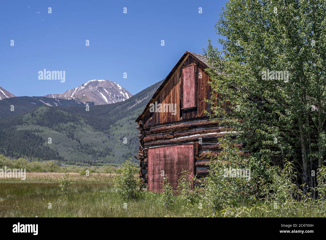 Fienile di legno abbandonato a Twin Lakes, Colorado, vicino alla strada principale Foto Stock