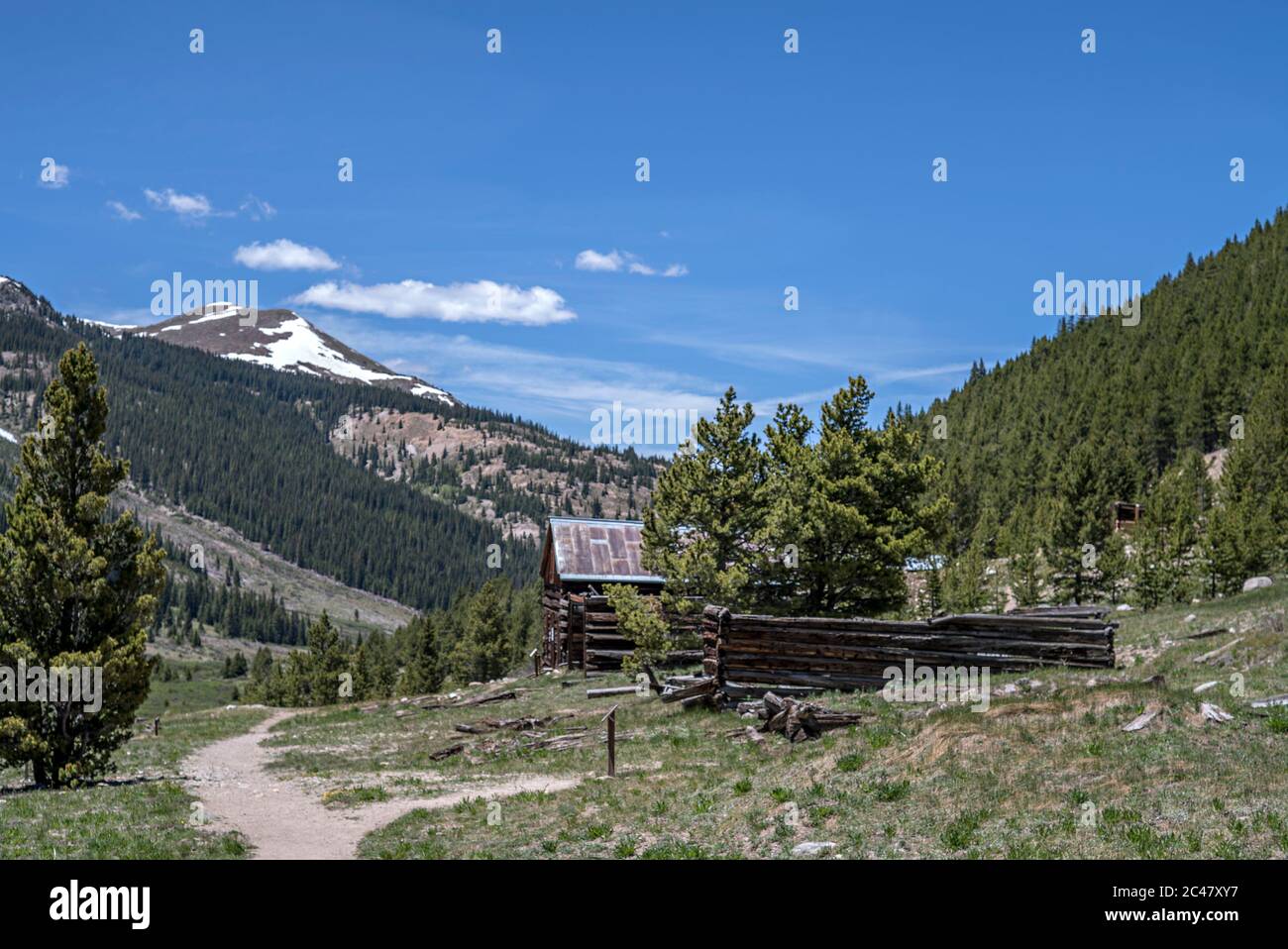 Rovine abbandonate della città fantasma nell'ex insediamento minerario di Independence, Colorado, sul passo Independence da Aspen a Twin Lakes Foto Stock