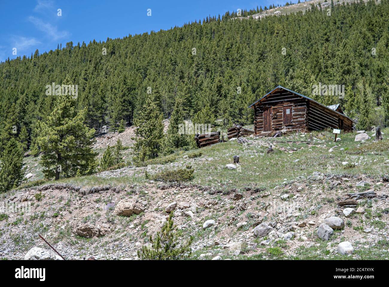 Rovine abbandonate della città fantasma nell'ex insediamento minerario di Independence, Colorado, sul passo Independence da Aspen a Twin Lakes Foto Stock