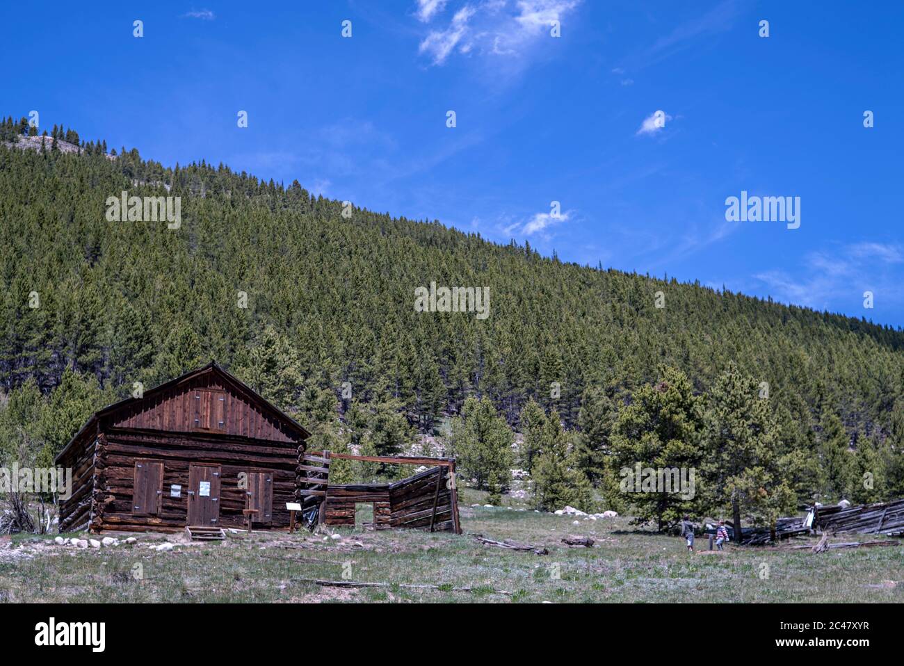 Rovine abbandonate della città fantasma nell'ex insediamento minerario di Independence, Colorado, sul passo Independence da Aspen a Twin Lakes Foto Stock