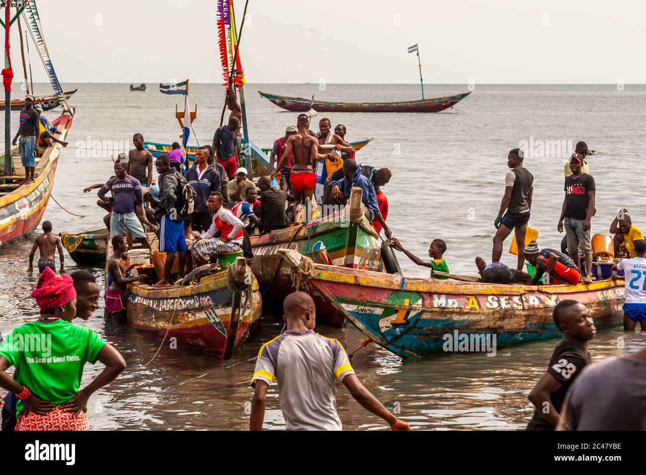 Traffico intenso sulla spiaggia di Tombo Harbour, Sierra Leone Foto Stock