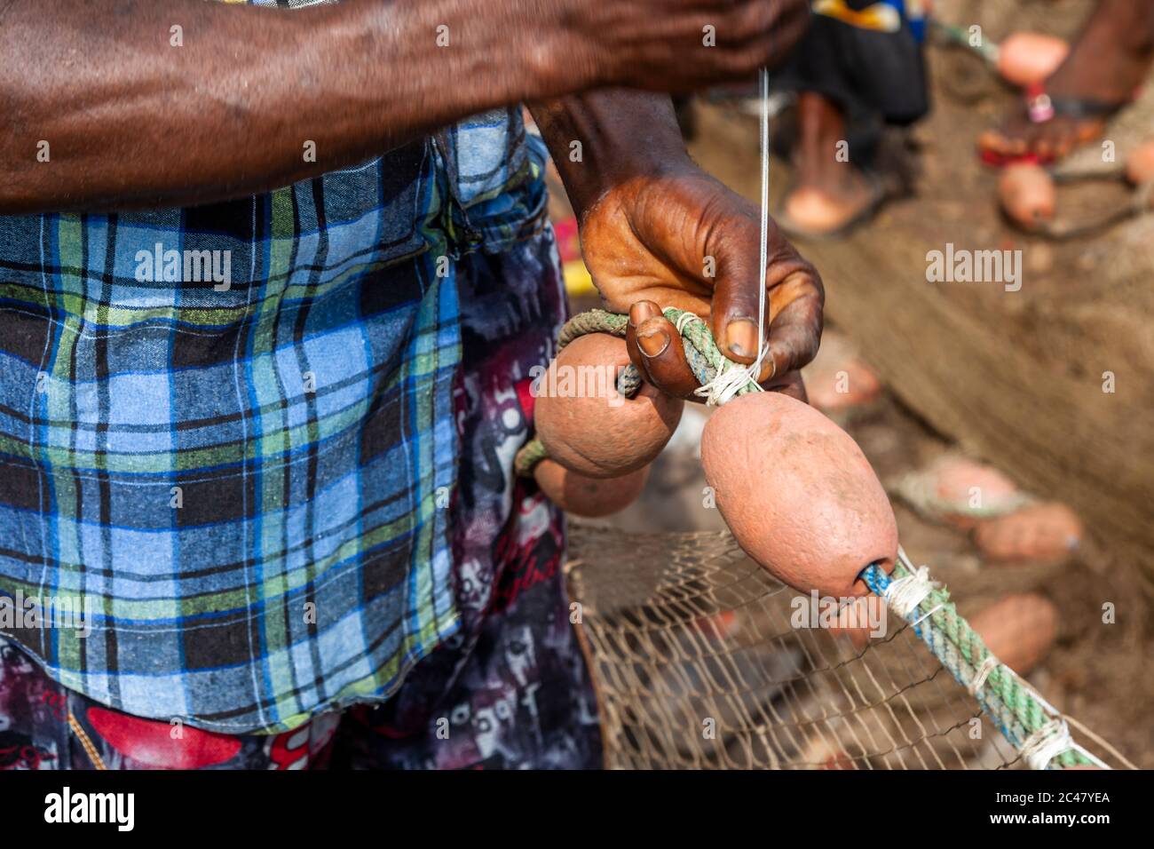 Pescatori nel porto di Tombo, Sierra Leone Foto Stock