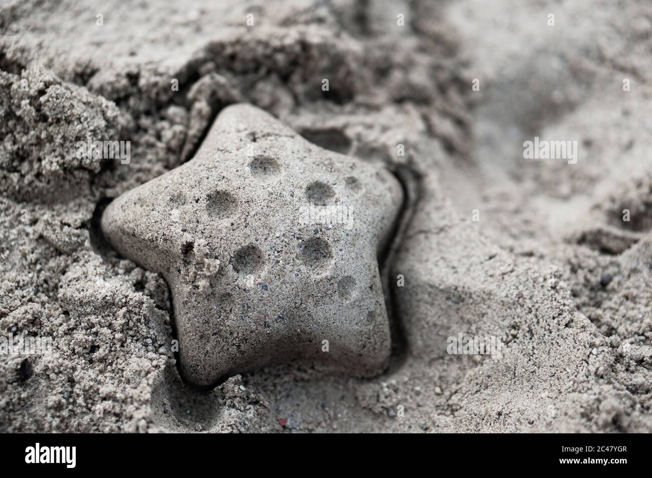 Colpo di closeup di una figura simile a stelle fatta con sabbia bagnata Foto Stock
