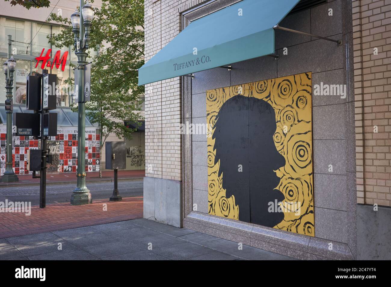 Il negozio Tiffany & Co chiuso e imbarcato nel centro di Portland, Oregon, è diventato canvases non ufficiali per gli artisti di strada per fare proteste pacifiche. Foto Stock