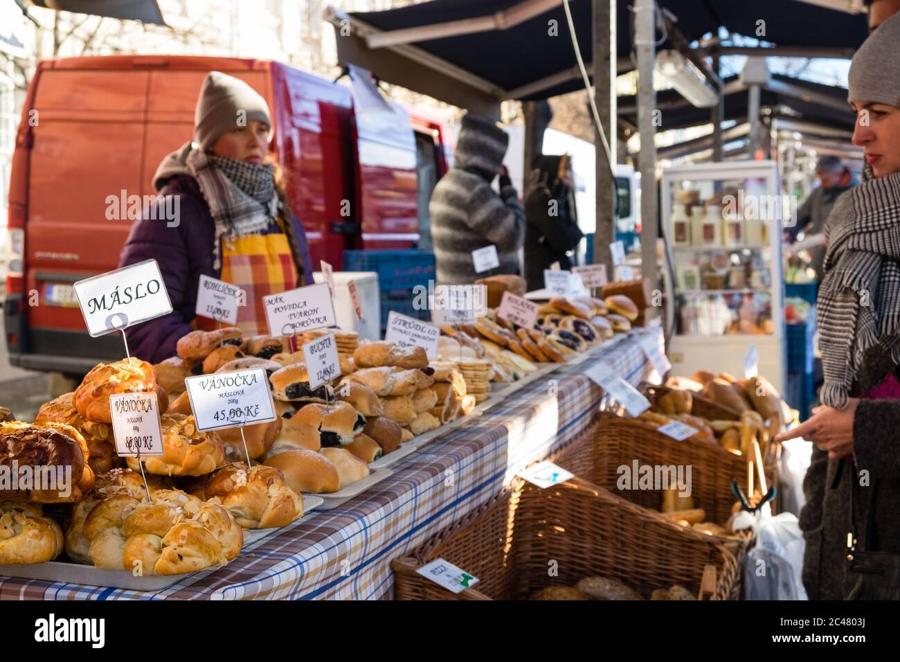 Dolci cechi in vendita al mercatino di Natale all'aperto di Praga Foto Stock