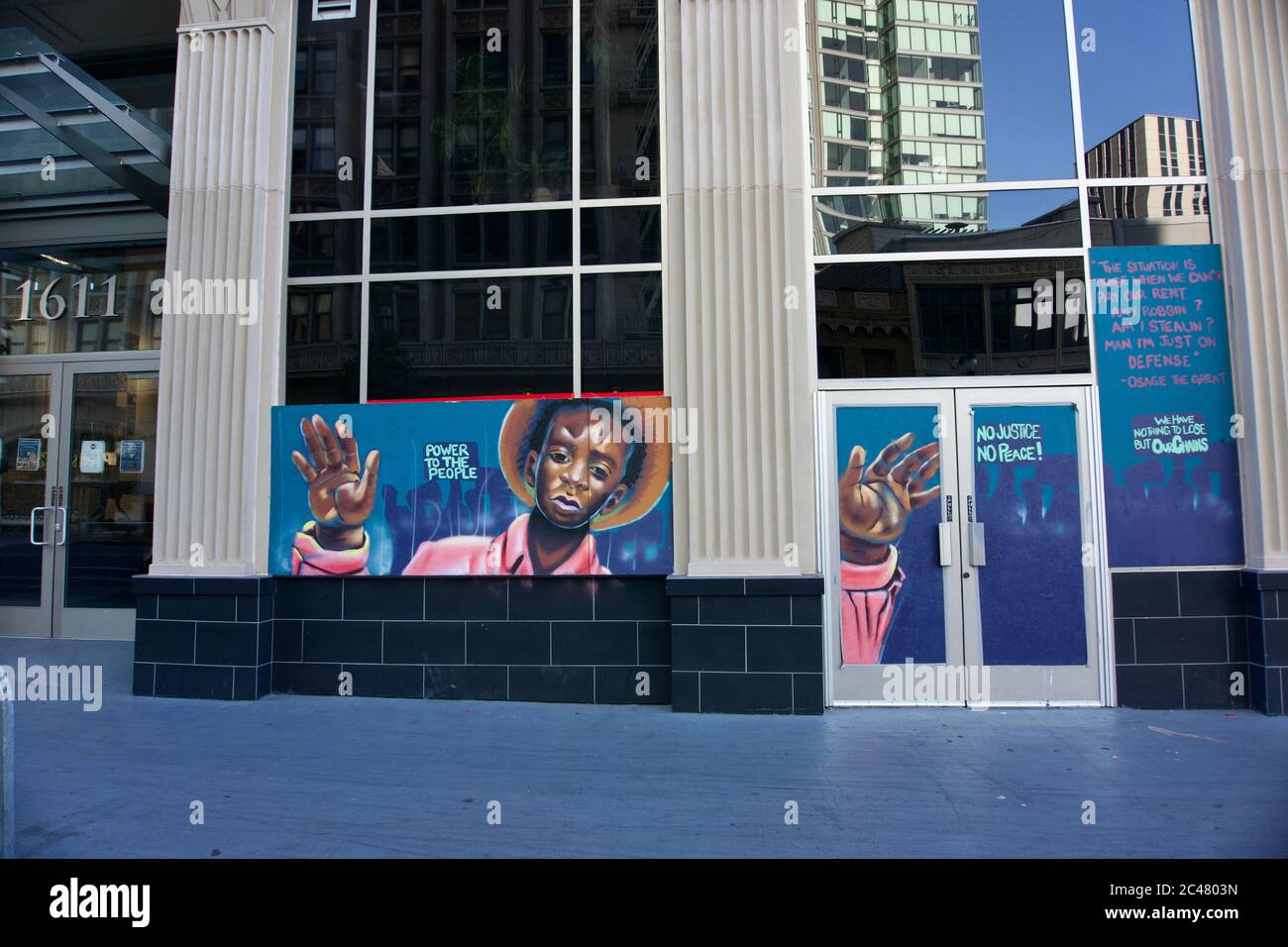 Black Lives Murale di arte di strada di protesta di un ragazzo nero con le mani su a bordo edificio dopo le proteste di George Floyd, centro di Oakland. Foto Stock