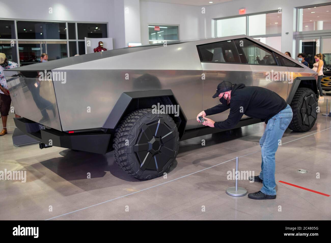 24 giugno 2020, Los Angeles, California, USA: La Tesla Cybertruk debutta al Peterson Automotive Museum di Los Angles, California. Seguendo le indicazioni del design dei film "Blade Runner e The Spy Who Loved Me", questo veicolo futuristico ha una portata di oltre 500 chilometri. Il veicolo elettrico può passare da 0-60 m.p.m. in 2.9 secondi. Questo veicolo sarà il primo pick-up completamente elettrico sul mercato. Il veicolo è attualmente previsto per il rilascio nel 2021. (Immagine di credito: © Rob DeLorenzo/ZUMA Wire) Foto Stock