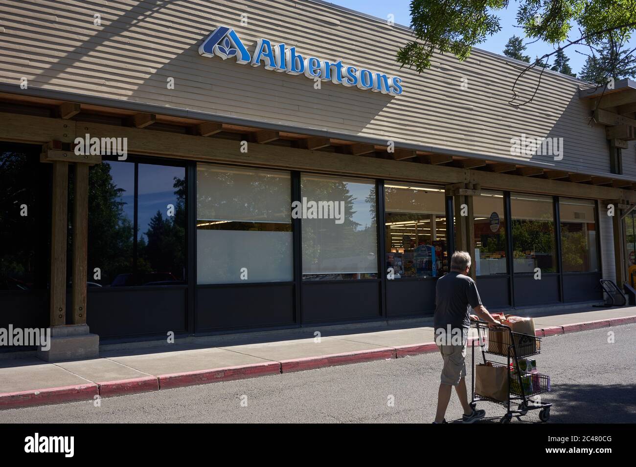 Il negozio di alimentari Albertsons a Lake Oswego, Oregon, martedì 23 giugno 2020. Questa settimana l'operatore americano di alimentari sta facendo il suo terzo tentativo di IPO. Foto Stock