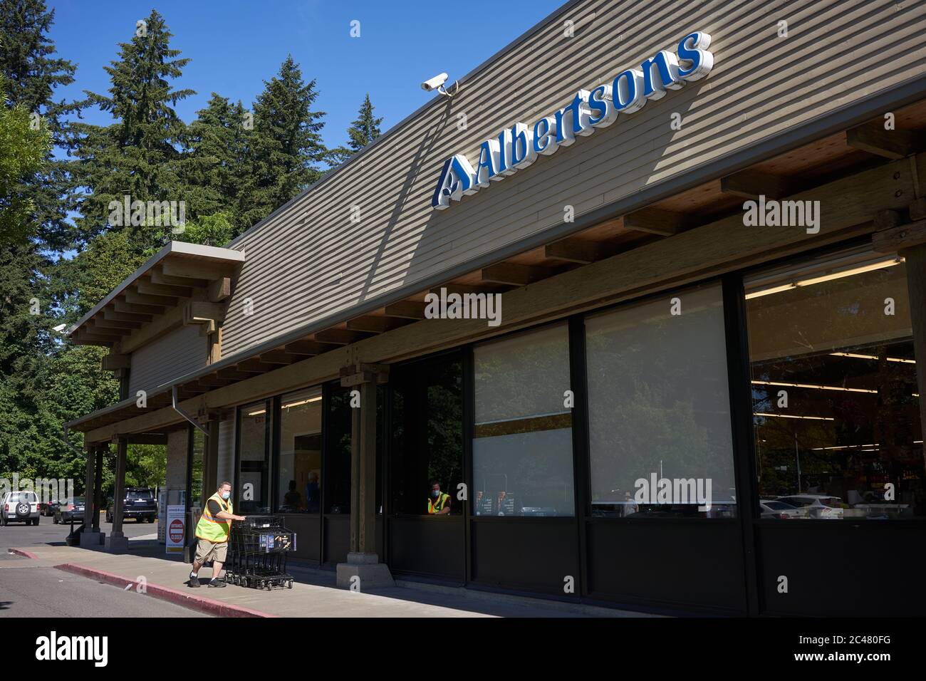 Il negozio di alimentari Albertsons a Lake Oswego, Oregon, martedì 23 giugno 2020. Questa settimana l'operatore americano di alimentari sta facendo il suo terzo tentativo di IPO. Foto Stock
