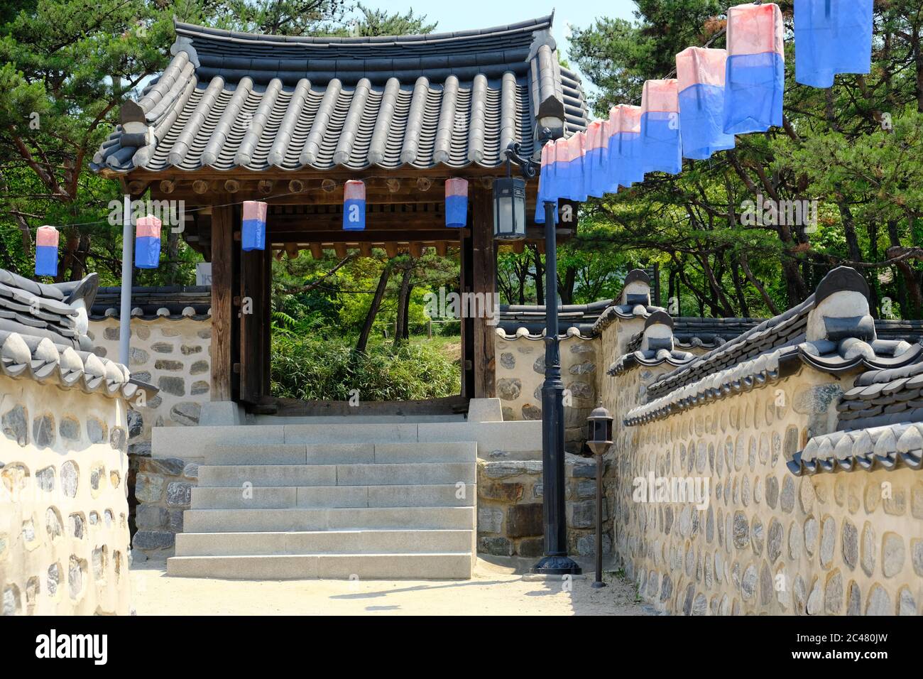 Seoul Corea del Sud - Namsangol Hanok Village con lanterne Foto Stock