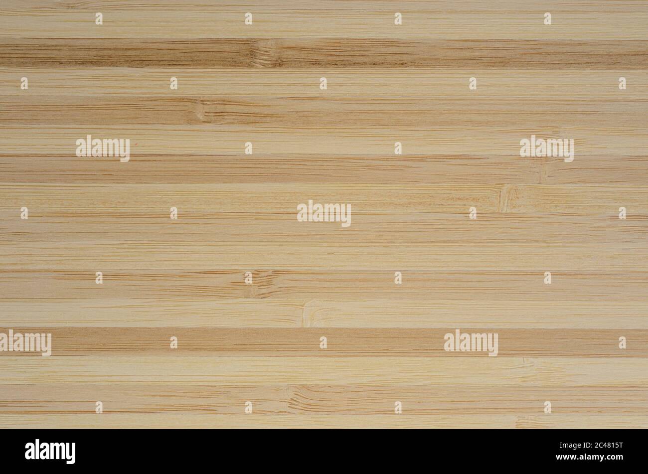 Struttura della superficie assemblata da tavole di bambù. Sfondo di un tagliere di legno. Foto Stock