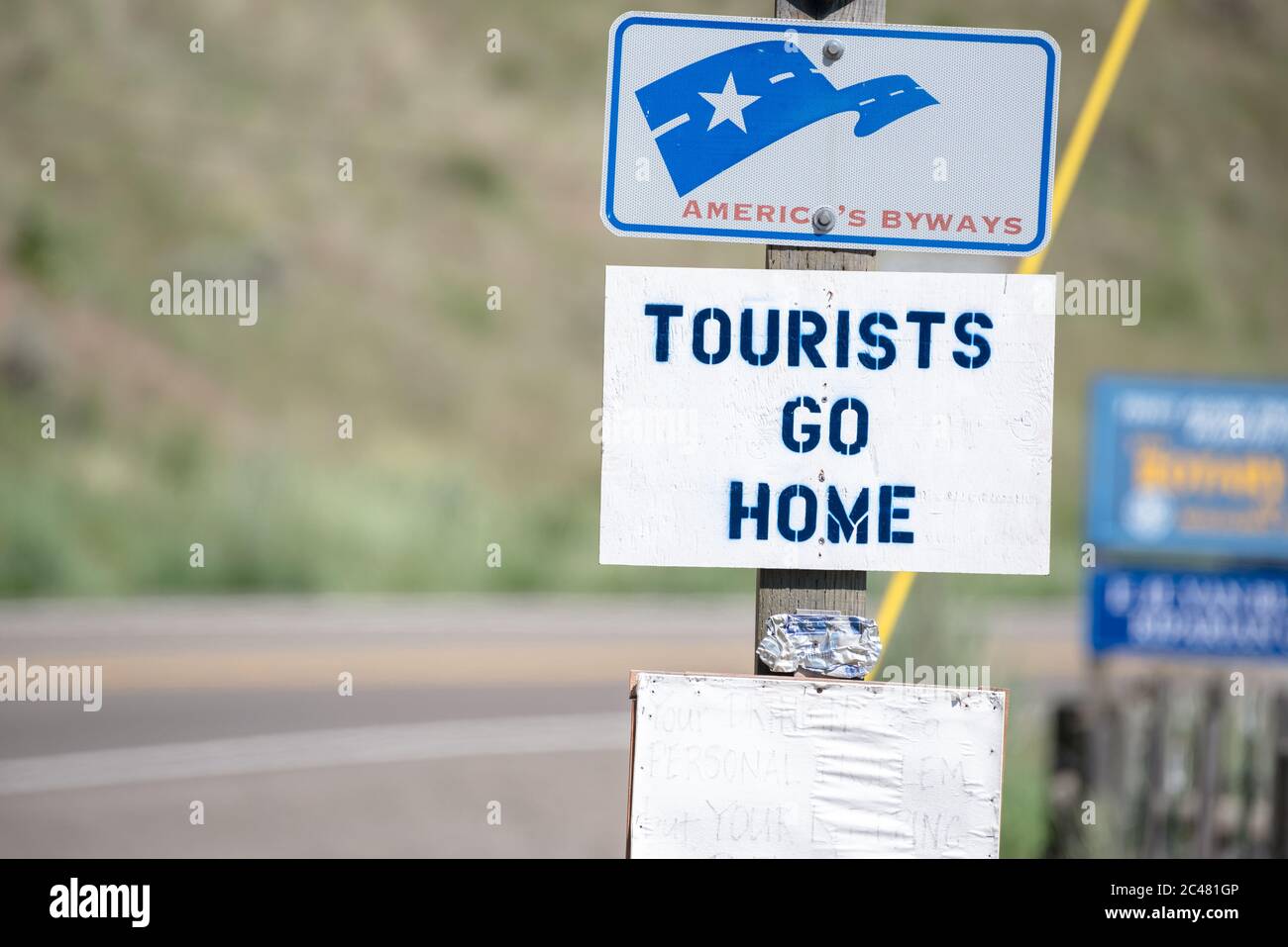 I turisti vanno a casa segno durante la pandemia di Covid 19, Wallowa Valley, Oregon. Foto Stock