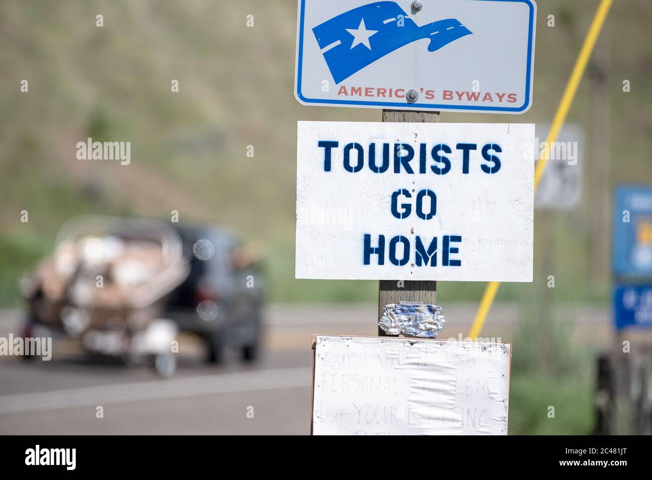 I turisti vanno a casa segno durante la pandemia di Covid 19, Wallowa Valley, Oregon. Foto Stock