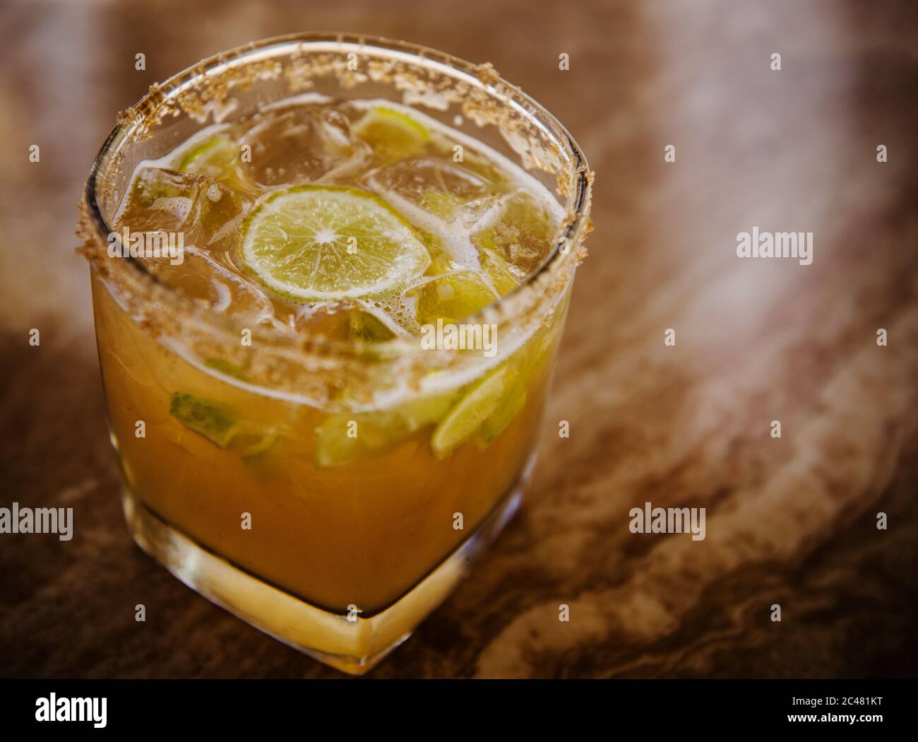 Cocktail sour con un bordo di zucchero e una modanatura di lime Foto Stock