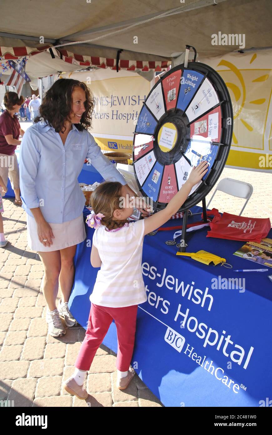 ST. CHARLES, STATI UNITI - 23 giu 2008: Giovane ragazza che gira una ruota della probabilità per un premio ad una fiera locale Foto Stock