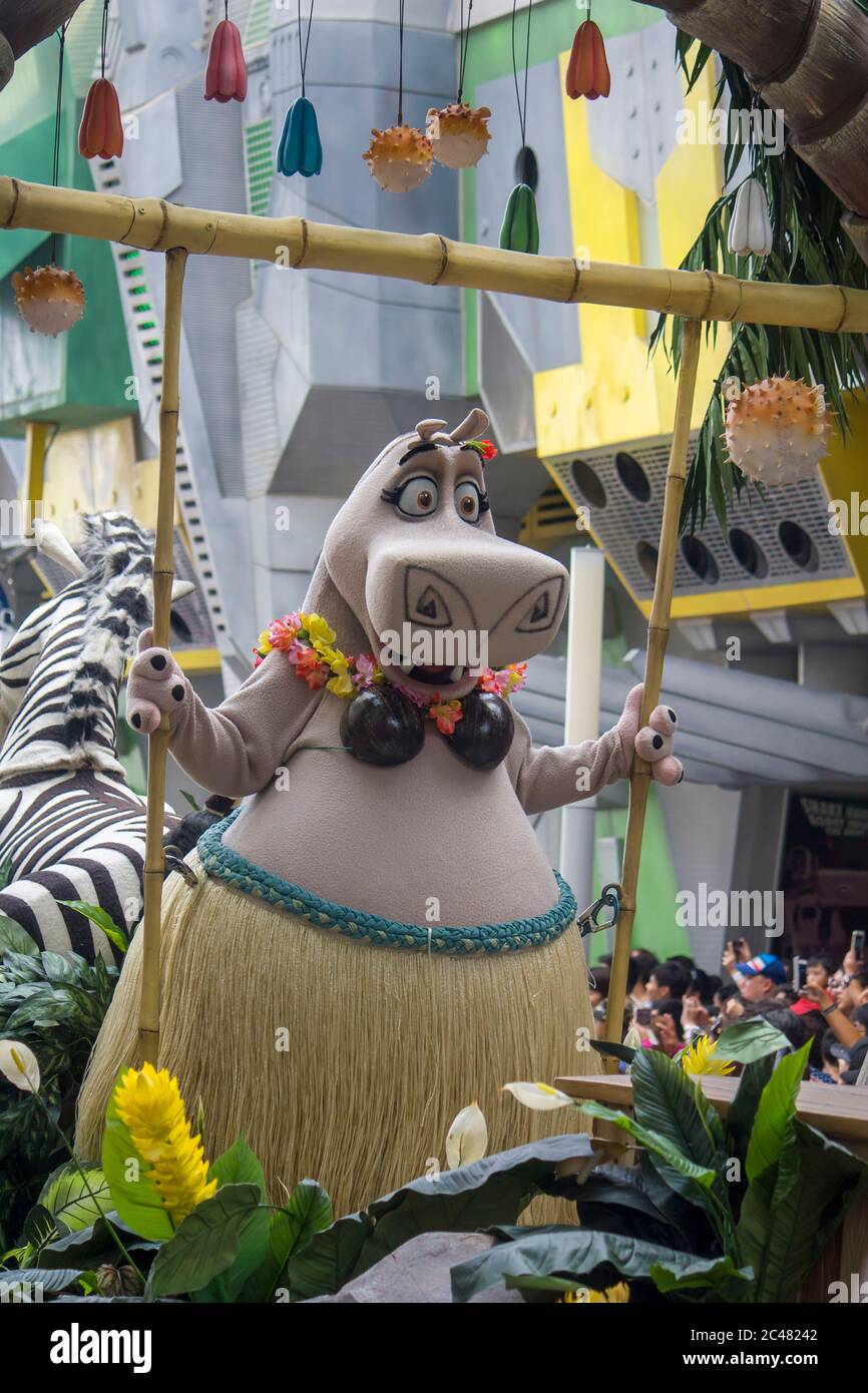 L'Hippopotamus Gloria dal Madagascar salutano il turista in Universal Studios sfilata. Un parco a tema situato all'interno del Resorts World Sentosa Singapore. Foto Stock