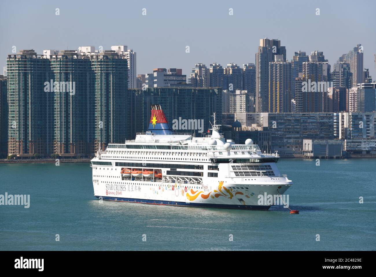 La nave da crociera Star "Pesci" ancorata nelle acque blu di Kowlong Bay, Hong Kong, Cina Foto Stock