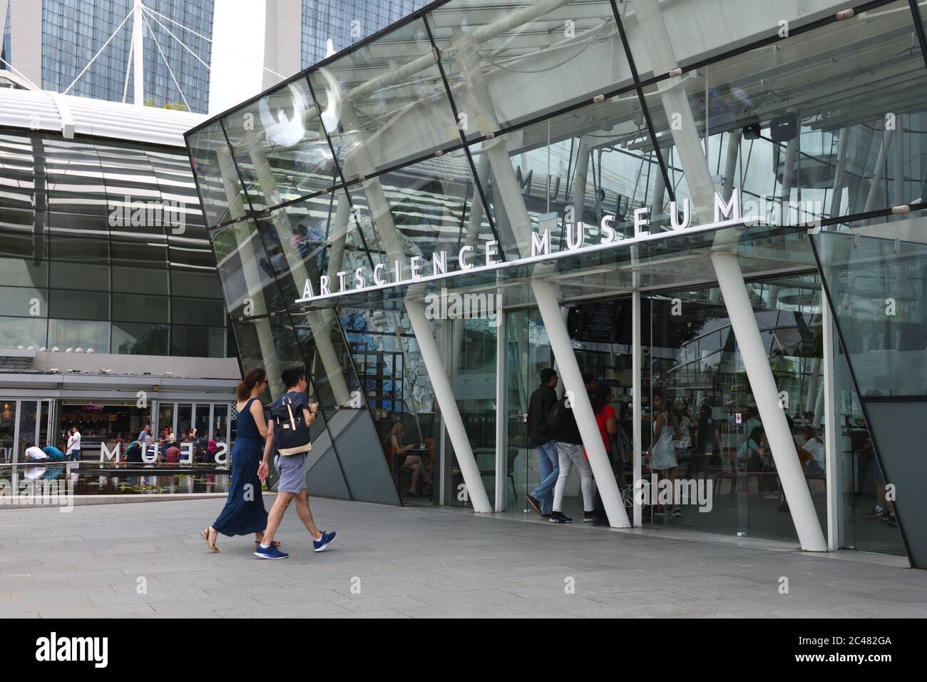 L'entrata e l'esterno dell'edificio del Museo ArtScience nell'area di Marina Bay, Singapore, Asia Foto Stock