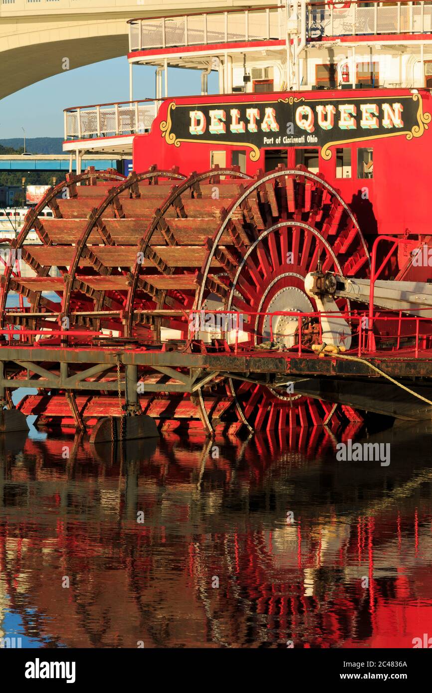 Delta Queen Riverboat & Market Street Bridge, Chattanooga, Tennessee, Stati Uniti Foto Stock