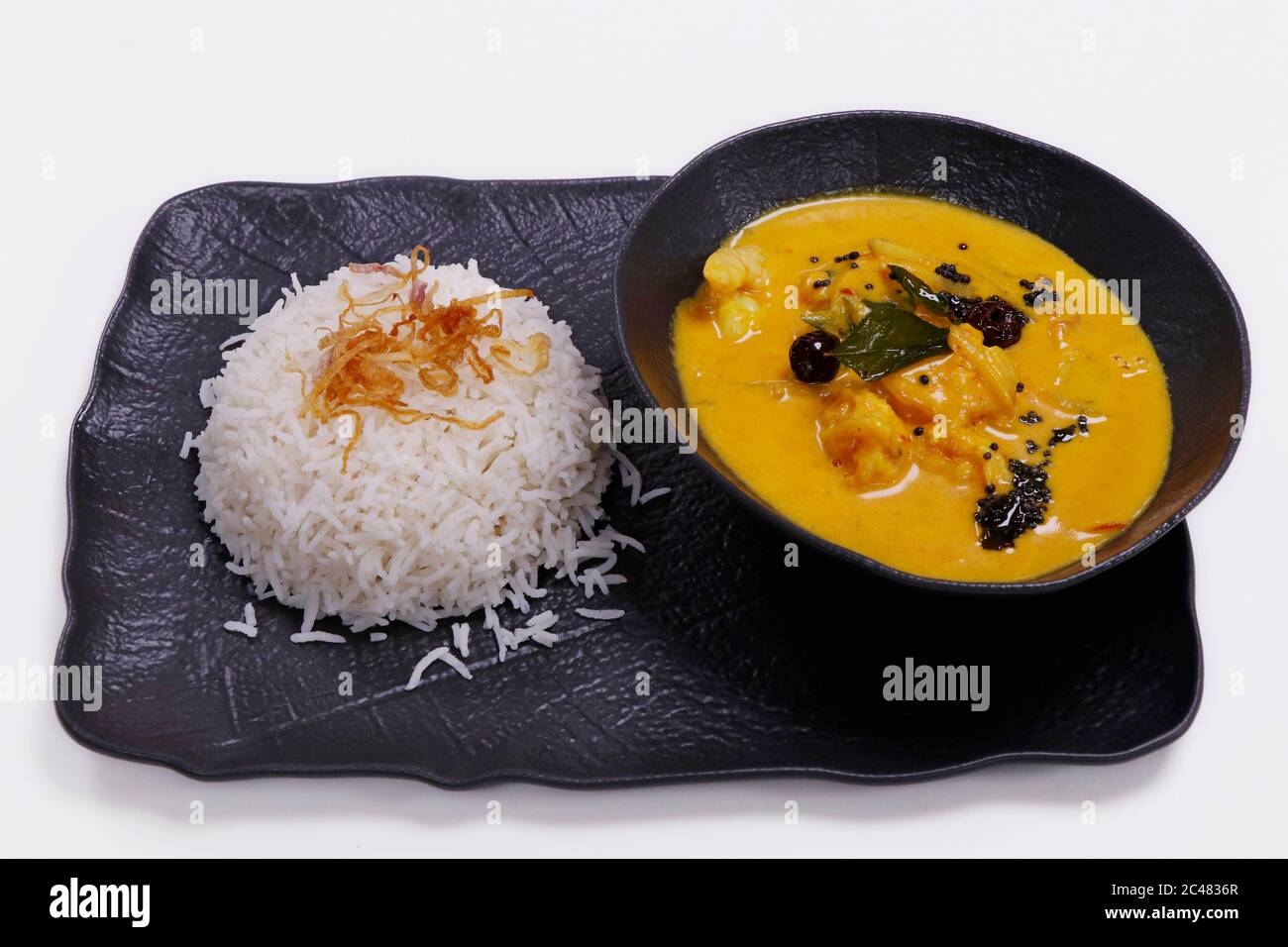 curry di gamberi, gamberi in stile kerala cucinati in salsa di cocco leggermente speziata, serviti con riso Foto Stock