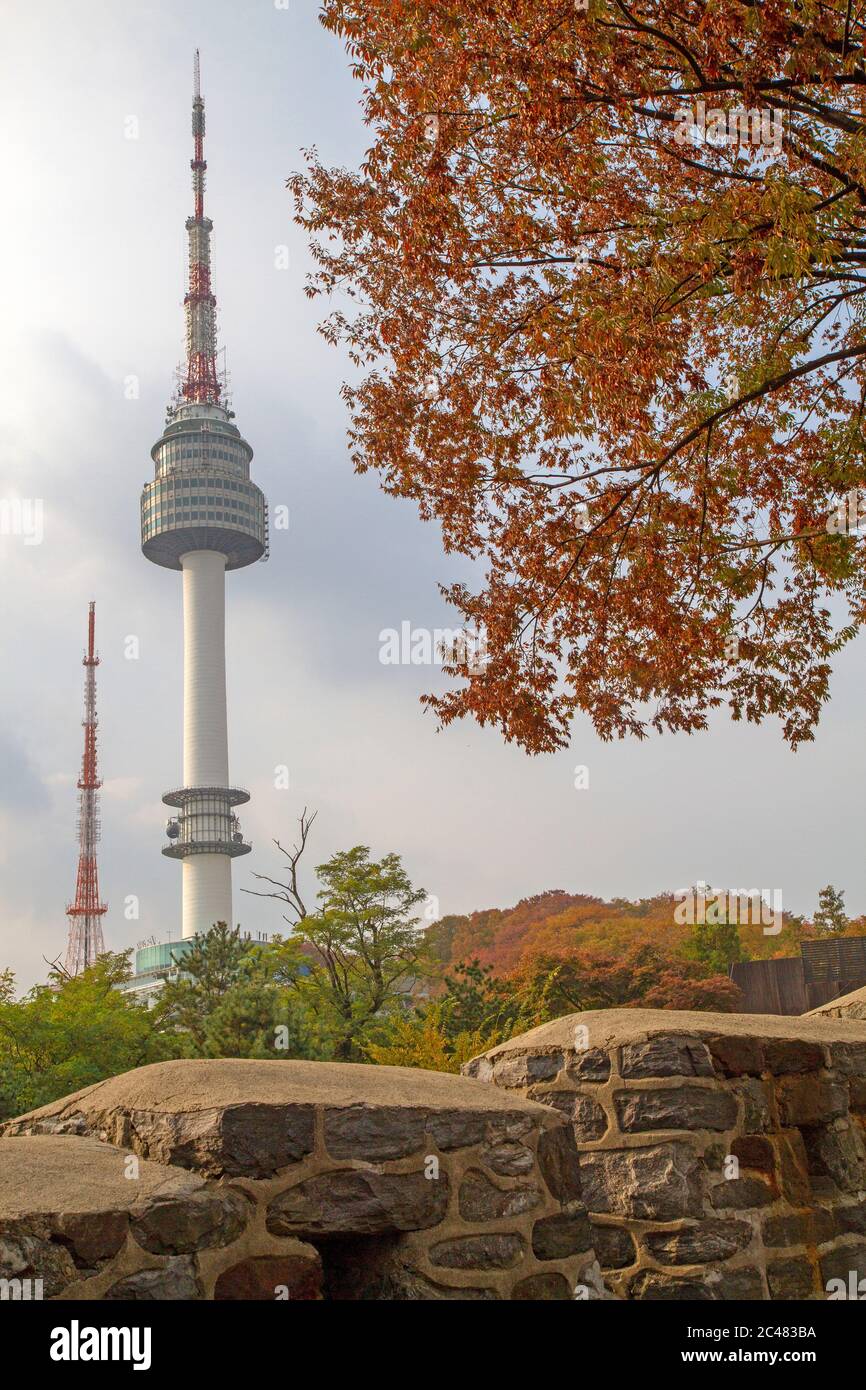 N Seoul Tower e le mura della città di Seoul Foto Stock