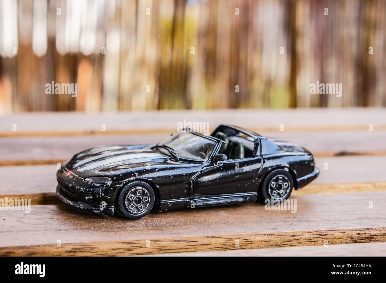 POZNAN, POLONIA - 26 ottobre 2016: Nero vecchio giocattolo Bburago Dodge Viper auto su una superficie di legno. Foto Stock