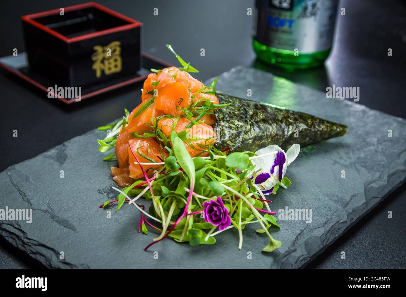 Sushi. Cucina tradizionale giapponese, salmone di alta qualità Temaki decorato in un ambiente elegante. Foto Stock