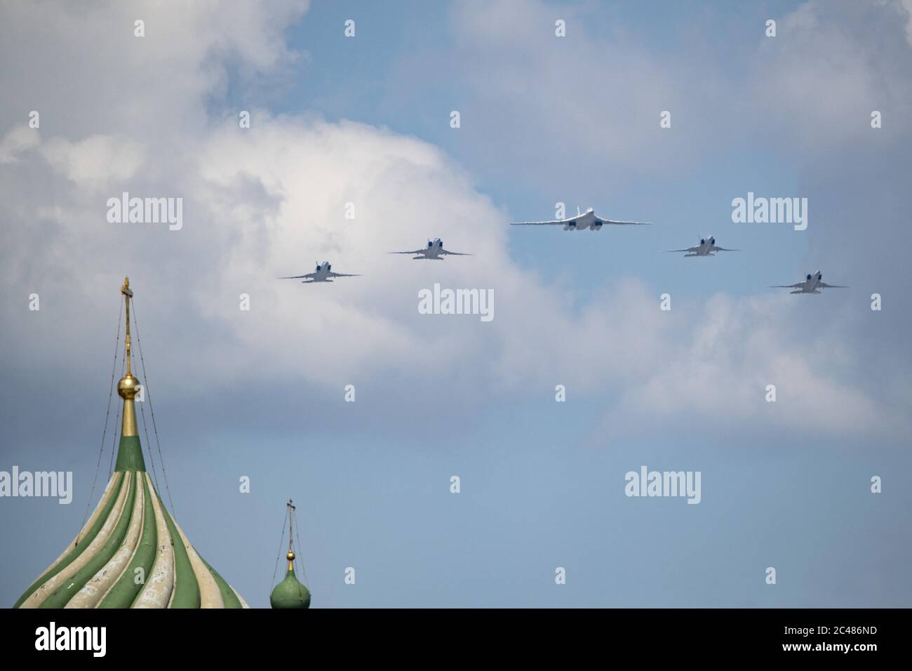 Mosca, Russia. 24 Giugno 2020. Un bombardiere strategico Tu-160 e bombardieri strategici a lungo raggio Tu-22M3 sorvolano la Piazza Rossa durante la parata militare che segnava il 75° anniversario della vittoria nella Grande Guerra Patriottica a Mosca, in Russia, il 24 giugno 2020. Credit: Alessandro Zemlianichenko Jr/Xinhua/Alamy Live News Foto Stock