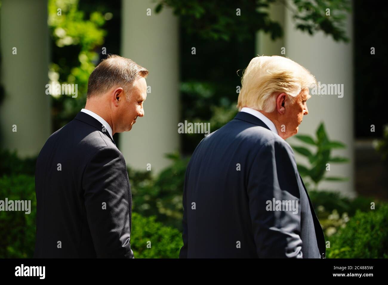 Il presidente DEGLI STATI UNITI Donald J. Trump e il presidente polacco Andrzej Duda (L) partono dopo aver tenuto una conferenza stampa congiunta nel Rose Garden della Casa Bianca a Washington, DC, USA, il 24 giugno 2020. Duda, un nazionalista conservatore che affronta una stretta corsa alla rielezione a casa, è il primo leader straniero a visitare la Casa Bianca in più di tre mesi.Credit: Jim Loscalzo/Pool via CNP /MediaPunch Foto Stock