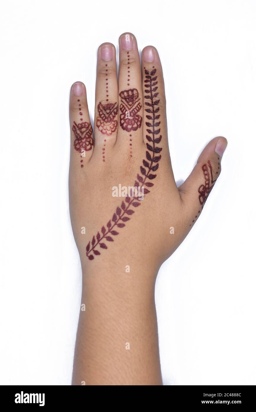 Mani donna con tatuaggio nero mehndi. Mani di sposa indiana con tatuaggi  neri di hennè. Mano con manicure turchese perfetto e nazionale indiano je  Foto stock - Alamy