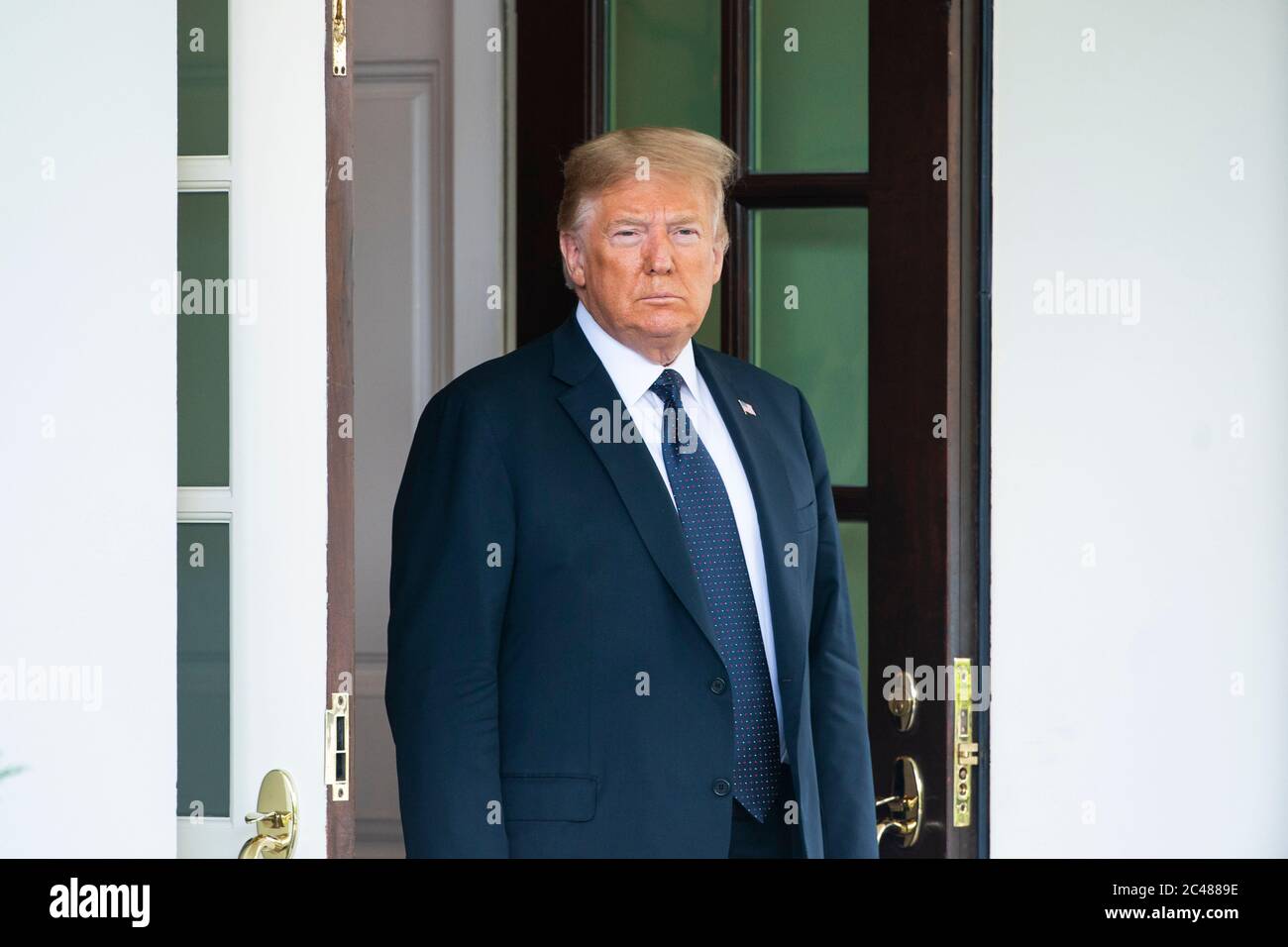 Il presidente AMERICANO Donald J. Trump attende di dare il benvenuto al presidente polacco Andrzej Duda (non illustrato) alla Casa Bianca di Washington, DC, USA, il 24 giugno 2020. Duda, un nazionalista conservatore che si trova di fronte ad una rielezione a casa, è il primo leader straniero a visitare la Casa Bianca in più di tre mesi.Credit: Jim Loscalzo/Pool via CNP /MediaPunch Foto Stock