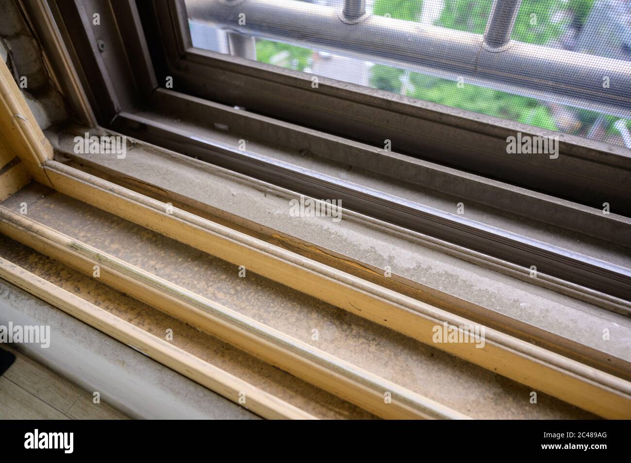 polvere sporca accumulata in telai di plastica per finestre. Foto Stock