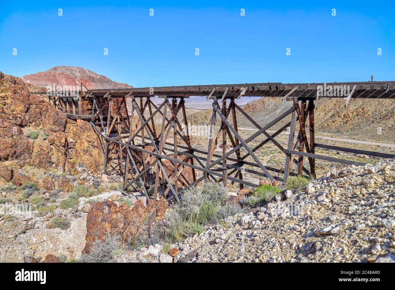 NIVLOC, NEVADA, STATI UNITI - 25 maggio 2020: Un traliccio abbandonato per i carri minerari è uno dei principali punti di interesse per l'estrazione dell'oro Foto Stock
