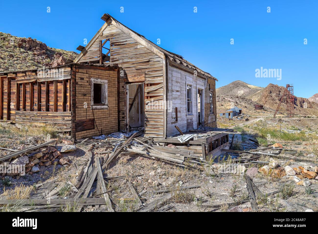 NIVLOC, NEVADA, STATI UNITI - 25 maggio 2020: Un edificio crollato sorge abbandonato nel sito della città fantasma mineraria dell'oro di Nivloc, nell'Esmeralda Foto Stock