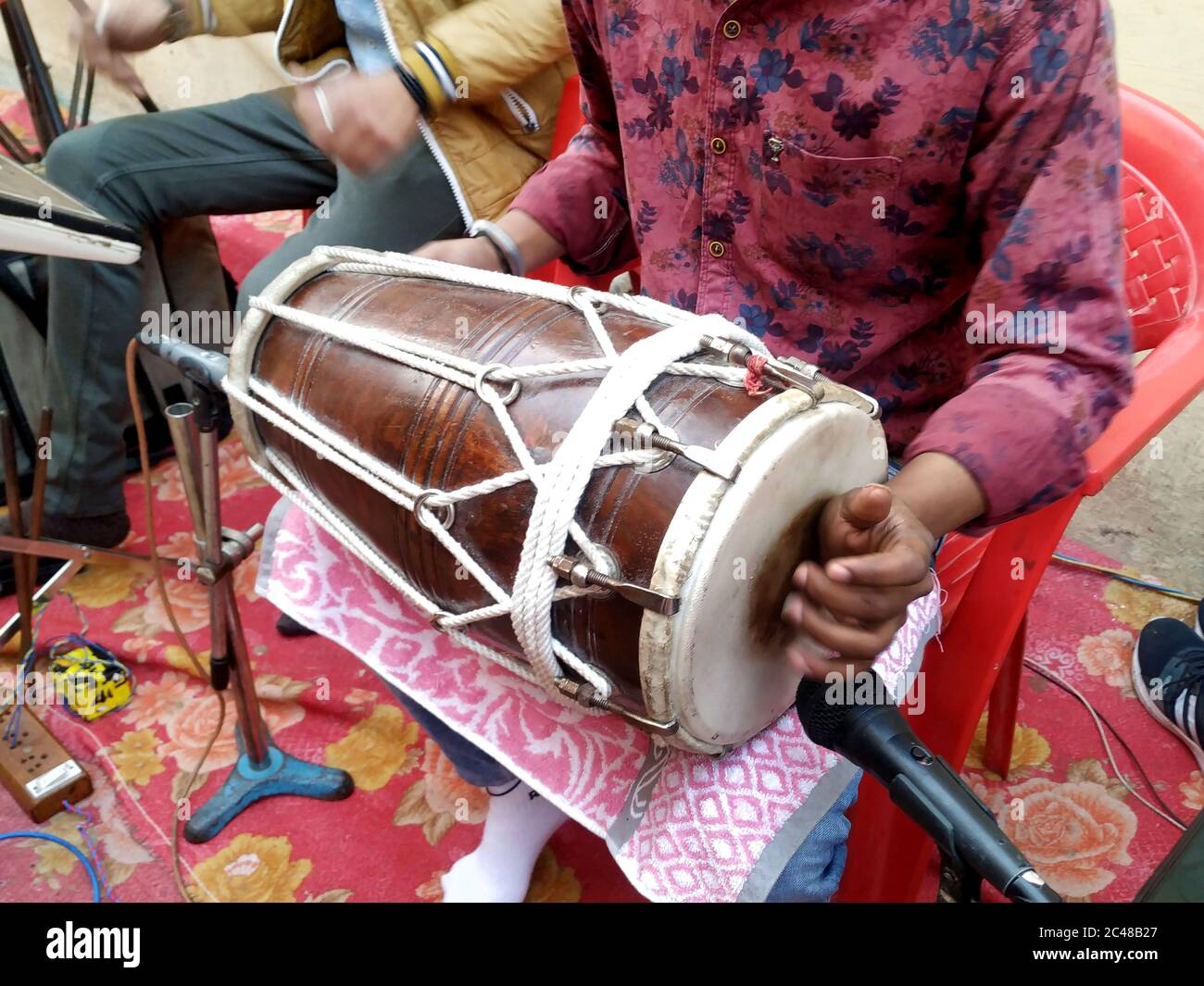 Hisar, Haryana, febbraio 2020 : l'uomo indù suona la batteria, uno strumento musicale in un incontro religioso Foto Stock